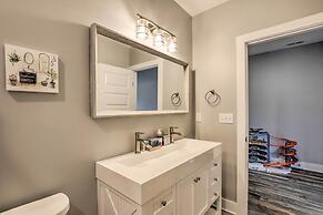 Escape w/ Hot Tub, Mtn Views: 5 Mi to Urban Trail