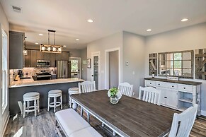 Escape w/ Hot Tub, Mtn Views: 5 Mi to Urban Trail