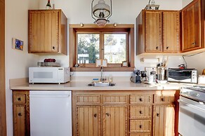 Romantic Ridgetop Escape w/ Hot Tub Near Mendocino