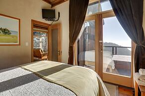 Romantic Ridgetop Escape w/ Hot Tub Near Mendocino