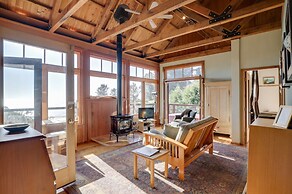 Romantic Ridgetop Escape w/ Hot Tub Near Mendocino