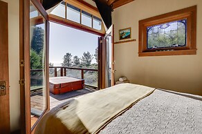 Romantic Ridgetop Escape w/ Hot Tub Near Mendocino