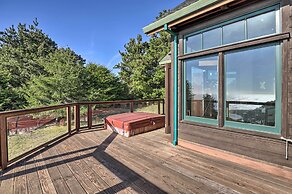 Romantic Ridgetop Escape w/ Hot Tub Near Mendocino