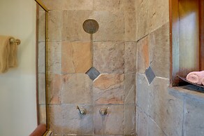 Romantic Ridgetop Escape w/ Hot Tub Near Mendocino