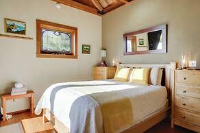 Romantic Ridgetop Escape w/ Hot Tub Near Mendocino