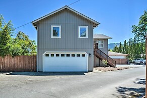 Close to Parks & Brews: Sunny Grants Pass Apt!