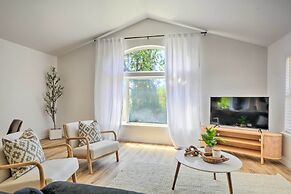 Close to Parks & Brews: Sunny Grants Pass Apt!