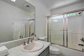 Close to Parks & Brews: Sunny Grants Pass Apt!