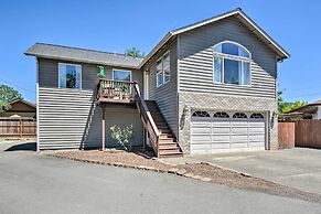 Close to Parks & Brews: Sunny Grants Pass Apt!