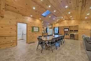 Spacious Kansas Retreat: On-site Disc Golf!