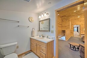 Spacious Kansas Retreat: On-site Disc Golf!