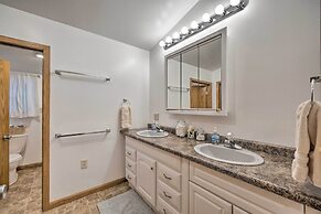 Spacious Kansas Retreat: On-site Disc Golf!