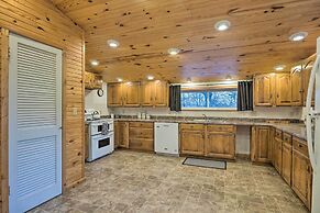 Spacious Kansas Retreat: On-site Disc Golf!