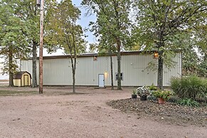 Spacious Kansas Retreat: On-site Disc Golf!