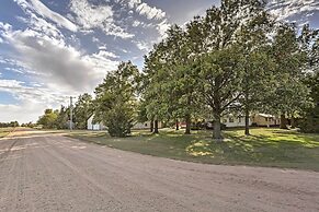 Spacious Kansas Retreat: On-site Disc Golf!