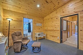 Spacious Kansas Retreat: On-site Disc Golf!