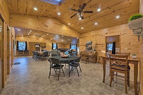 Spacious Kansas Retreat: On-site Disc Golf!