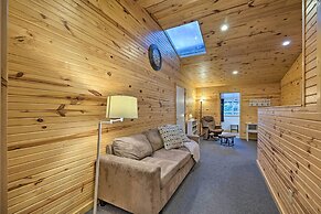Spacious Kansas Retreat: On-site Disc Golf!