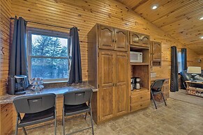 Spacious Kansas Retreat: On-site Disc Golf!
