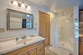 Spacious Kansas Retreat: On-site Disc Golf!