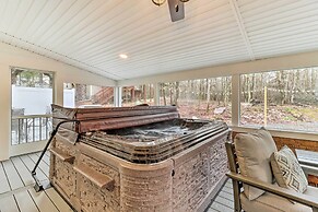 Blakeslee Home w/ Private Hot Tub, 5 Mi to Skiing!