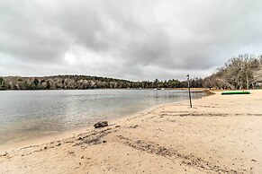 Blakeslee Home w/ Private Hot Tub, 5 Mi to Skiing!