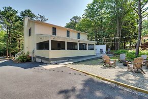 Blakeslee Home w/ Private Hot Tub, 5 Mi to Skiing!