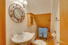 Authentic Log Cabin w/ Hot Tub in South Lake Tahoe