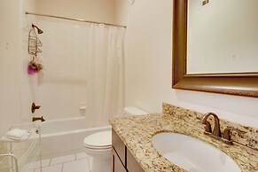 Pet-friendly Houston Home ~ 7 Mi to Downtown!