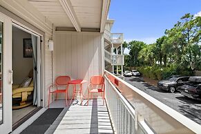 Walk to Bars & Shops: Resort Condo in Hilton Head!