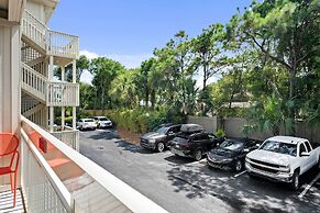Walk to Bars & Shops: Resort Condo in Hilton Head!