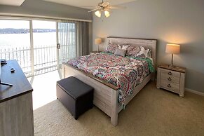 Lake Ozark Waterfront Condo w/ Access to 2 Pools