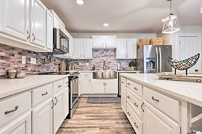 Bright & Breezy Condo - Walk to Orange Beach!