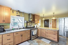 Central & Private Milan Home ~ 10 Mi to Sandusky!