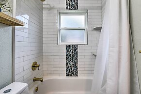 Lake Granbury Getaway ~ 1 Block to Waterfront