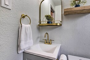 Lake Granbury Getaway ~ 1 Block to Waterfront