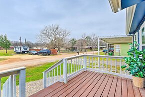 Lake Granbury Getaway ~ 1 Block to Waterfront