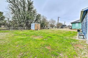 Lake Granbury Getaway ~ 1 Block to Waterfront