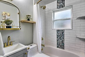 Lake Granbury Getaway ~ 1 Block to Waterfront