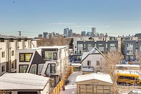 Modern Townhome w/ Rooftop Hot Tub + Mtn View