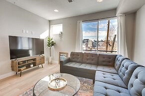 Modern Townhome w/ Rooftop Hot Tub + Mtn View