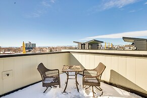 Modern Townhome w/ Rooftop Hot Tub + Mtn View