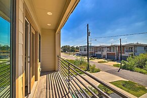 Modern Townhome 3 Mi to Downtown Houston!