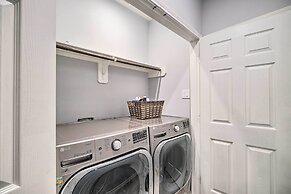 Modern Houston Townhome - 3 Mi to Downtown!