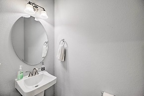 Modern Houston Townhome - 3 Mi to Downtown!