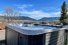 Yellowstone Country Family Home w/ View & Hot Tub