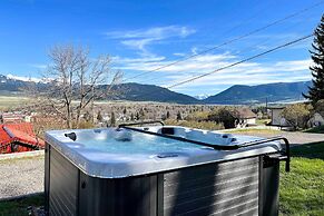 Yellowstone Country Family Home w/ View & Hot Tub