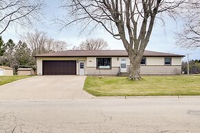 Bright Algoma Home 1 Mi to Lake Michigan!
