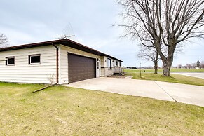 Bright Algoma Home 1 Mi to Lake Michigan!