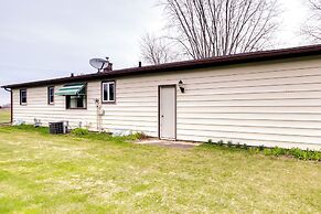 Bright Algoma Home 1 Mi to Lake Michigan!